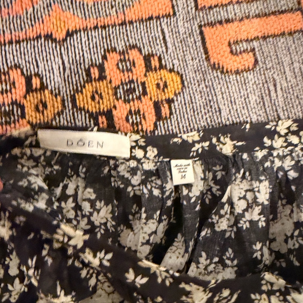 Doen MARCIE SKIRT
IN NOIR ROSIER FLORAL - Size Medium - Picture 6 of 6